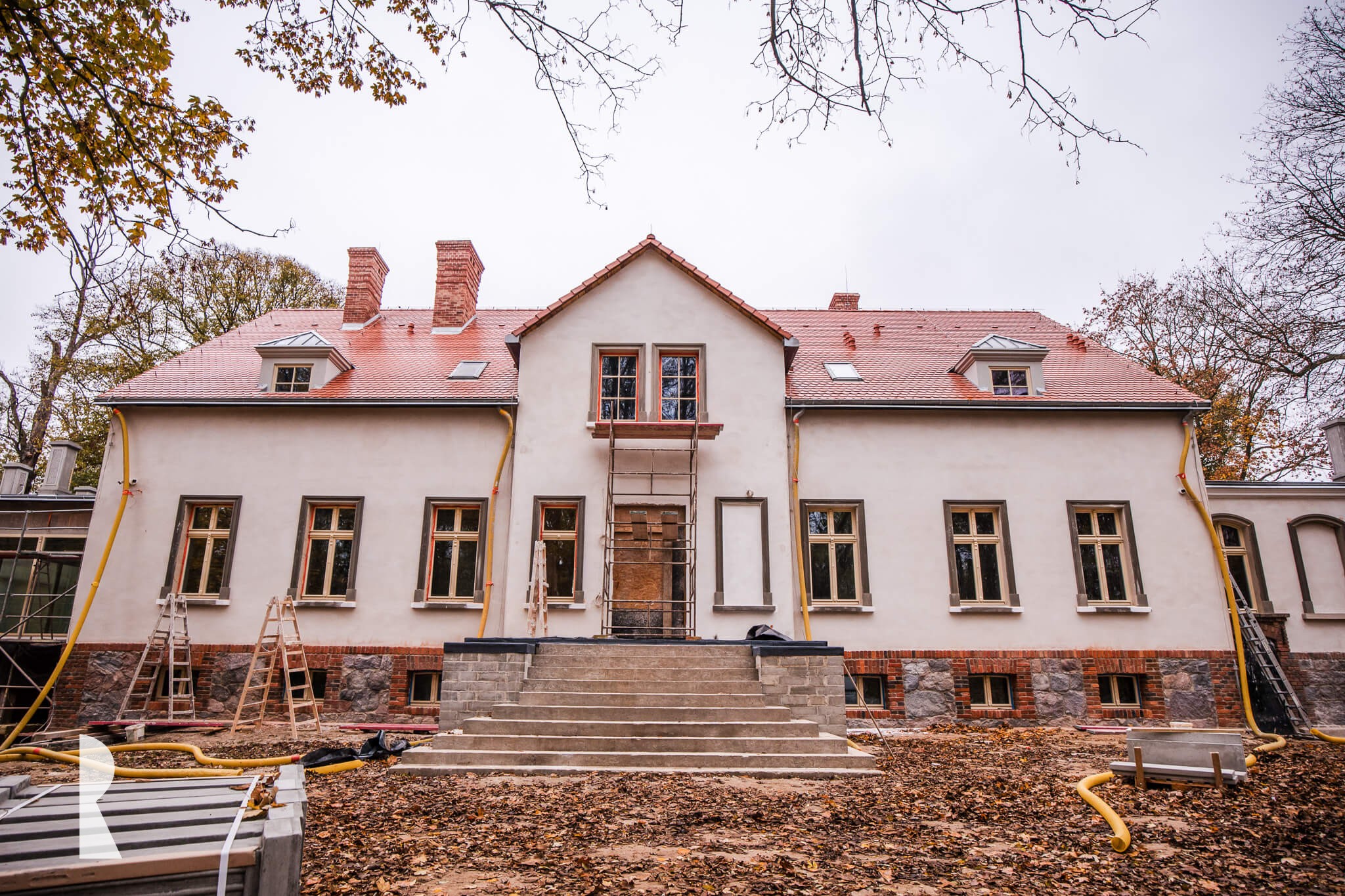 Zabytkowy dwór z parkiem i linią brzegową jeziora